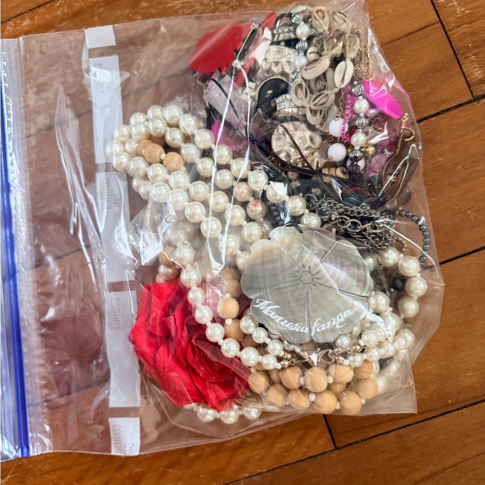 Chic Pearl and Wood Bead Necklace